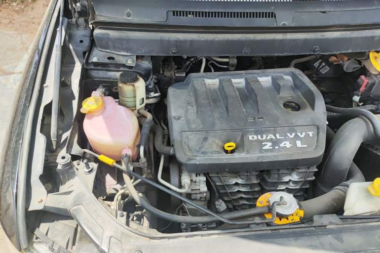Used Dodge Journey 2013 2.4L Two-Wheel Drive Luxury Version Engine Bay Right