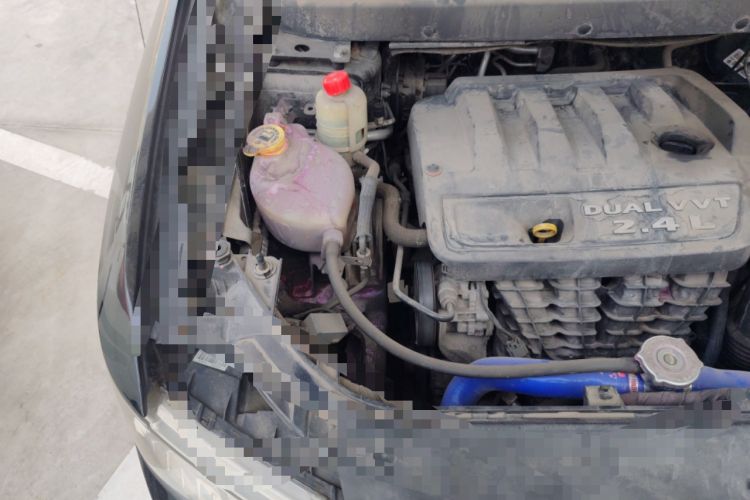 Used Dodge Journey 2013 2.4L Two-Wheel Drive Luxury Version Engine Bay Right
