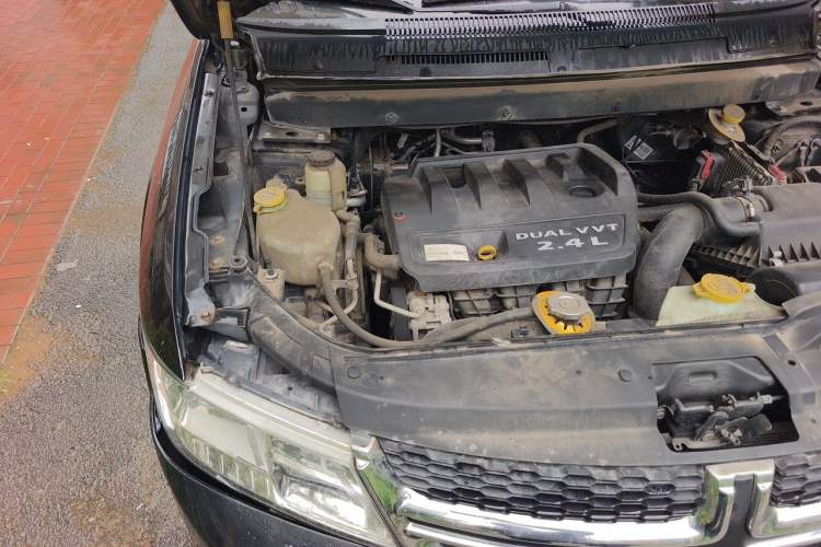 Used Dodge Journey 2013 2.4L Two-Wheel Drive Luxury Version Engine Bay Right