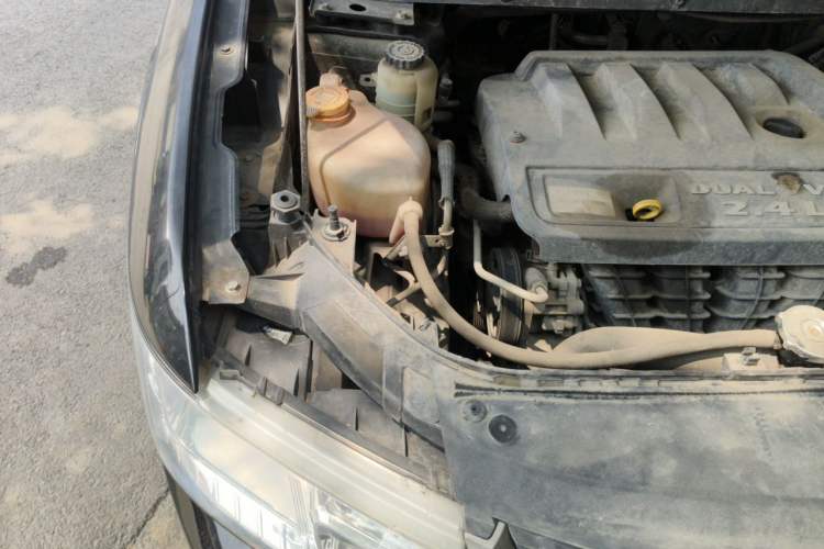 Used Dodge Journey 2013 2.4L Two-Wheel Drive Luxury Version Engine Bay Right