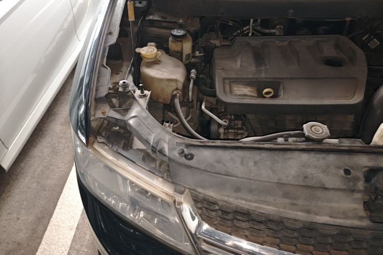 Used Dodge Journey 2013 2.4L Two-Wheel Drive Luxury Version Engine Bay Right