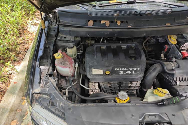 Used Dodge Journey 2013 2.4L Two-Wheel Drive Luxury Version Engine Bay Right
