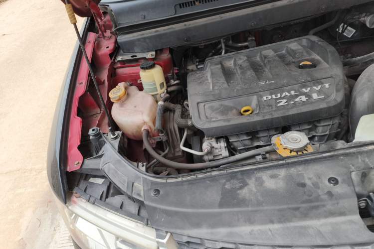 Used Dodge Journey 2013 2.4L Two-Wheel Drive Luxury Version Engine Bay Right