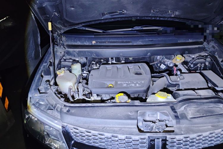 Used Dodge Journey 2013 2.4L Two-Wheel Drive Luxury Version Engine Bay Right