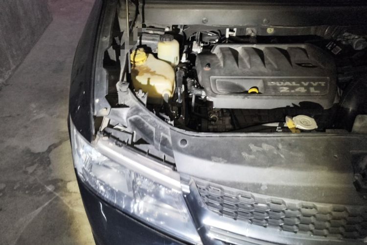 Used Dodge Journey 2013 2.4L Two-Wheel Drive Luxury Version Engine Bay Right