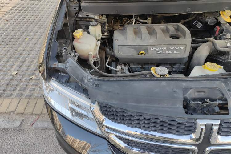 Used Dodge Journey 2013 2.4L Two-Wheel Drive Luxury Version Engine Bay Right