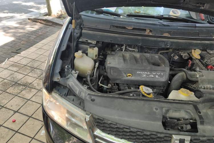 Used Dodge Journey 2013 2.4L Two-Wheel Drive Luxury Version Engine Bay Right