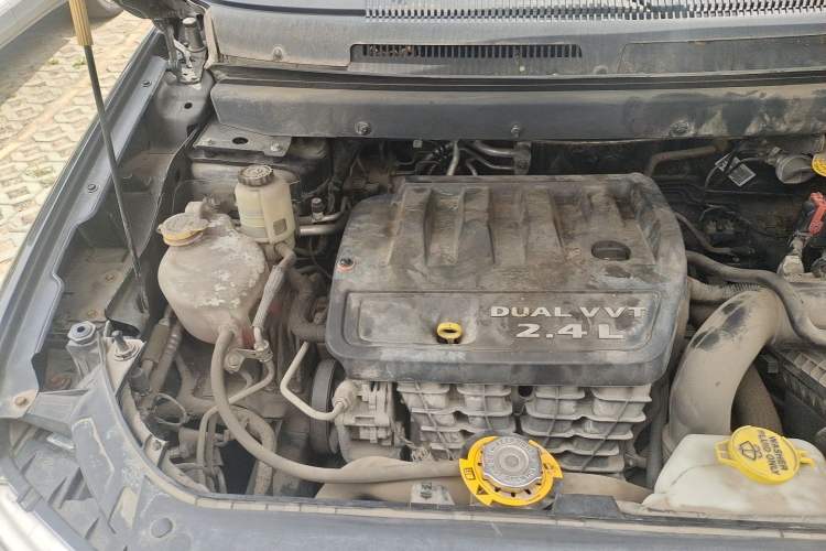Used Dodge Journey 2013 2.4L Two-Wheel Drive Luxury Version Engine Bay Right