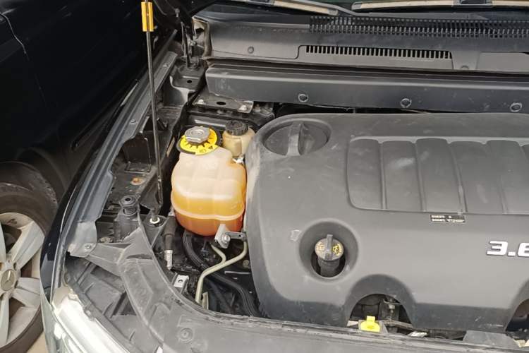 Used Dodge Journey 2013 3.6L Four-Wheel Drive Flagship Edition Engine Bay Right