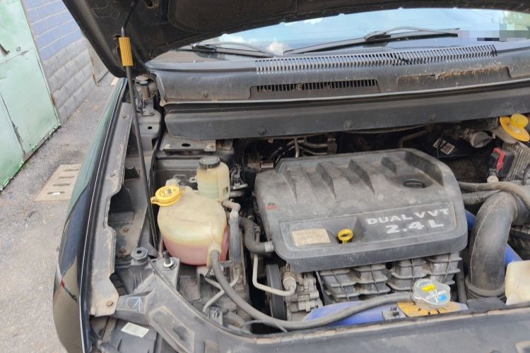 Used Dodge Journey 2013 2.4L Two-Wheel Drive Luxury Version Engine Bay Right