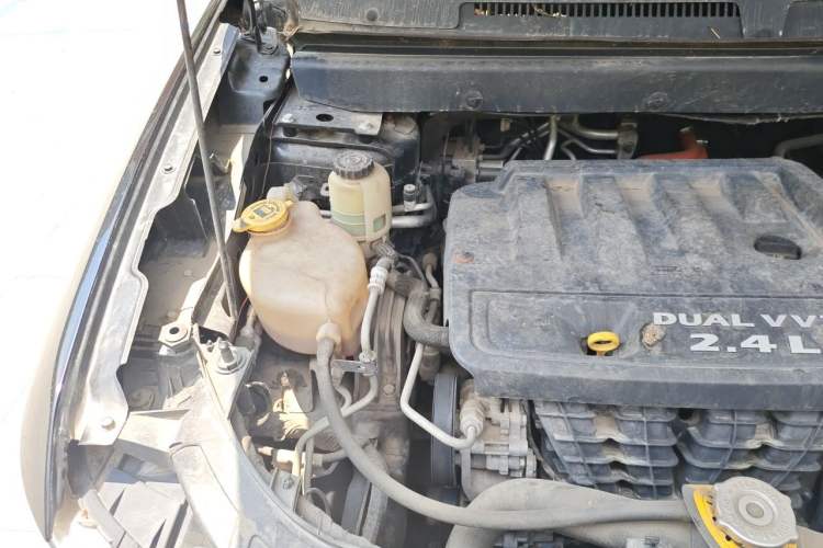 Used Dodge Journey 2013 2.4L Two-Wheel Drive Luxury Version Engine Bay Right