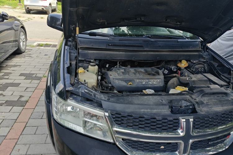 Used Dodge Journey 2013 2.4L Two-Wheel Drive Luxury Version Engine Bay Right