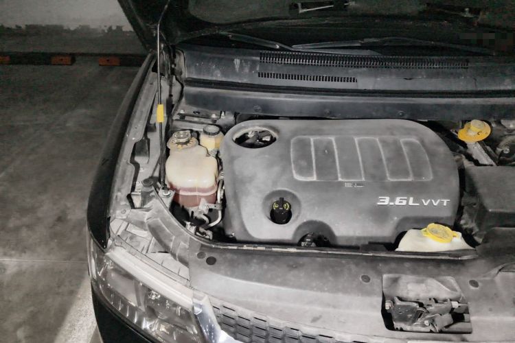 Used Dodge Journey 2013 3.6L Four-Wheel Drive Flagship Edition Engine Bay Right