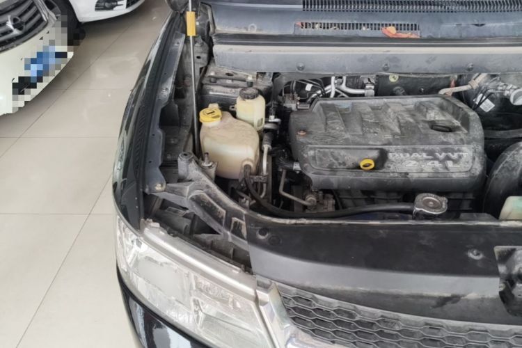 Used Dodge Journey 2013 2.4L Two-Wheel Drive Luxury Version Engine Bay Right