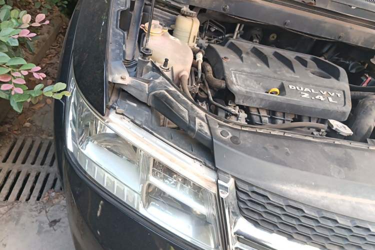 Used Dodge Journey 2013 2.4L Two-Wheel Drive Luxury Version Engine Bay Right