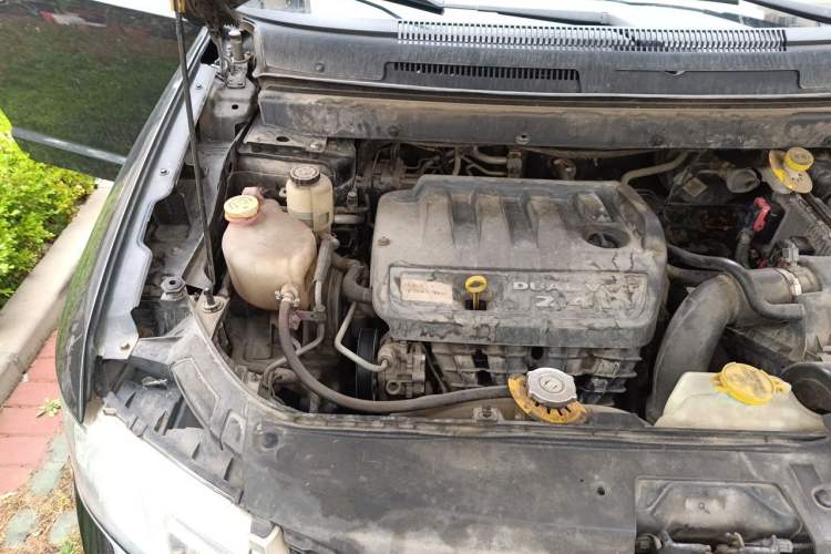 Used Dodge Journey 2013 2.4L Two-Wheel Drive Luxury Version Engine Bay Right