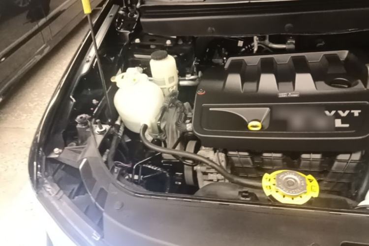 Used Dodge Journey 2013 2.4L Two-Wheel Drive Luxury Version Engine Bay Right