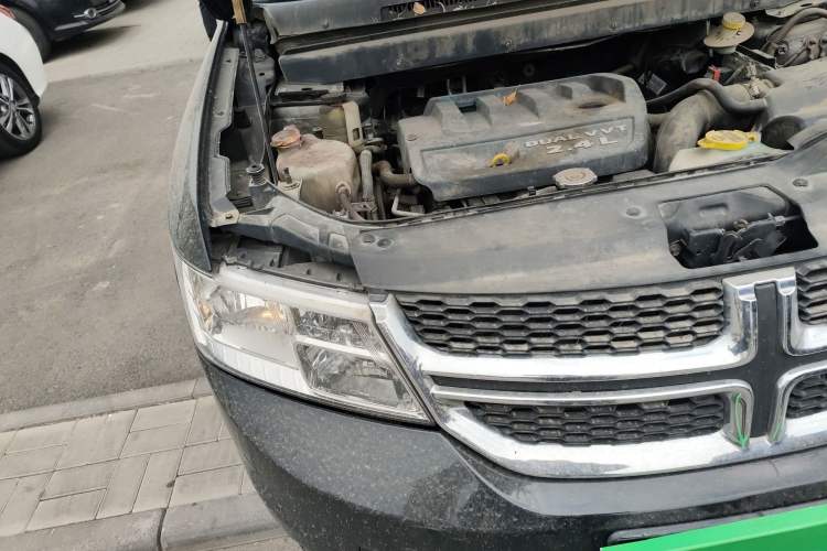 Used Dodge Journey 2013 2.4L Two-Wheel Drive Luxury Version Engine Bay Right