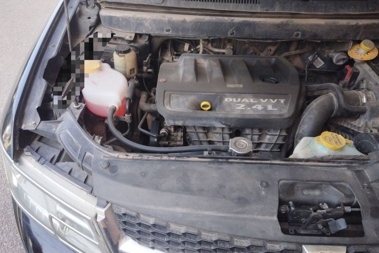 Used Dodge Journey 2013 2.4L Two-Wheel Drive Luxury Version Engine Bay Right