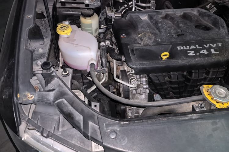 Used Dodge Journey 2013 2.4L Two-Wheel Drive Luxury Version Engine Bay Right