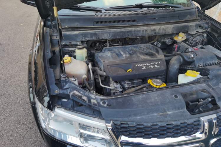 Used Dodge Journey 2013 2.4L Two-Wheel Drive Luxury Version Engine Bay Right