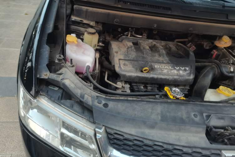 Used Dodge Journey 2013 2.4L Two-Wheel-Drive Smart Edition Engine Bay Right