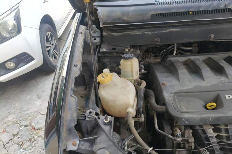 Used Dodge Journey 2013 2.4L Two-Wheel-Drive Smart Edition Engine Bay Right