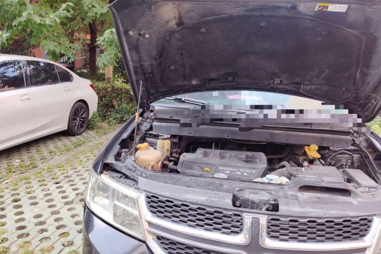 Used Dodge Journey 2013 2.4L Two-Wheel Drive Luxury Version Engine Bay Right