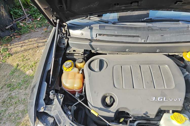 Used Dodge Journey 2013 3.6L Four-Wheel Drive Flagship Edition Engine Bay Right