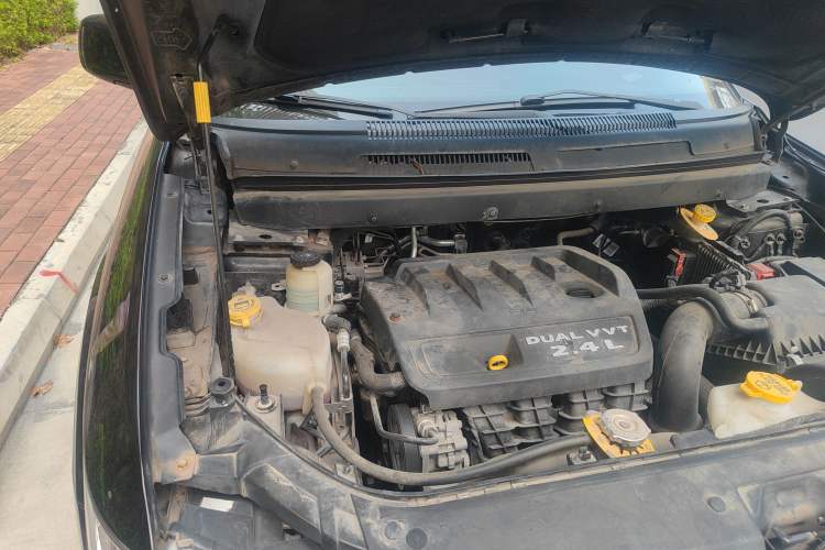 Used Dodge Journey 2013 2.4L Two-Wheel Drive Luxury Version Engine Bay Right