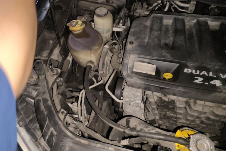 Used Dodge Journey 2013 2.4L Two-Wheel Drive Luxury Version Engine Bay Right