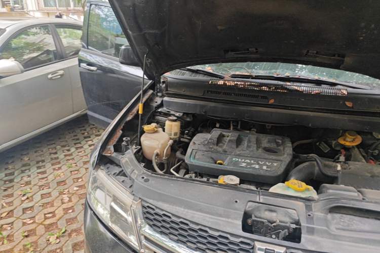 Used Dodge Journey 2013 2.4L Two-Wheel Drive Luxury Version Engine Bay Right