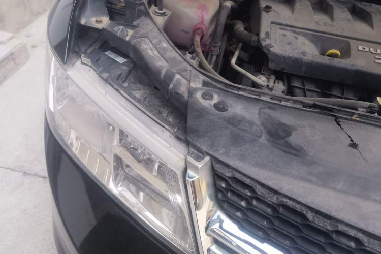 Used Dodge Journey 2013 2.4L Two-Wheel Drive Luxury Version Engine Bay Right