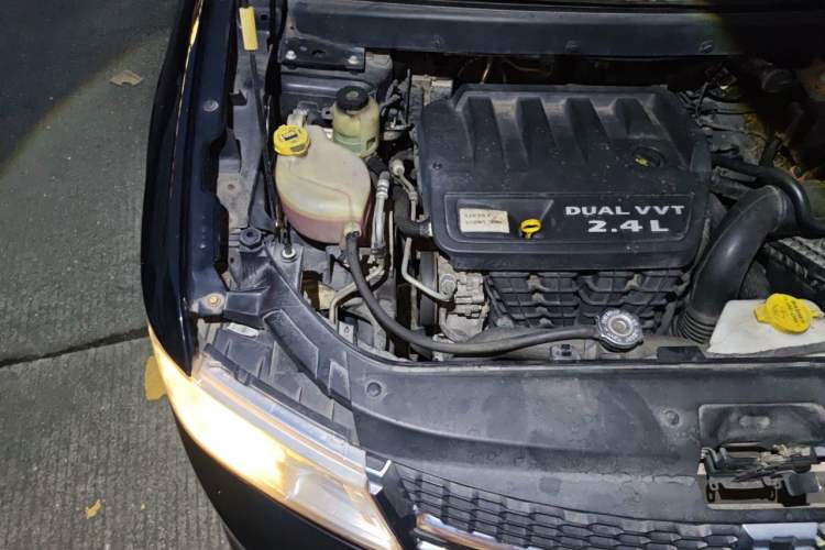 Used Dodge Journey 2013 2.4L Two-Wheel Drive Luxury Version Engine Bay Right