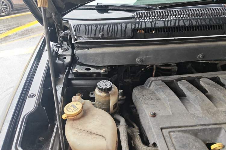Used Dodge Journey 2013 2.4L Two-Wheel Drive Luxury Version Engine Bay Right