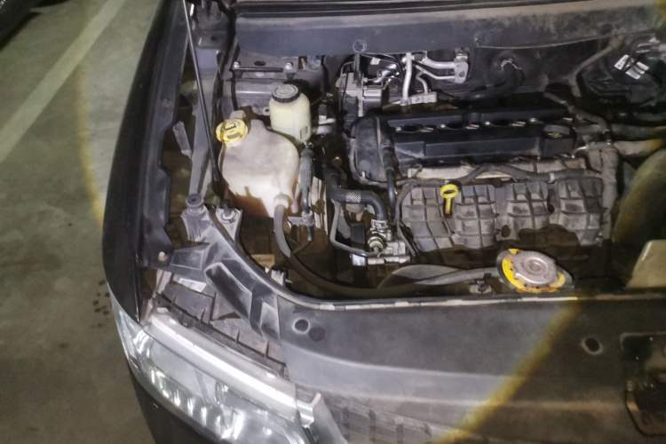 Used Dodge Journey 2013 2.4L Two-Wheel Drive Luxury Version Engine Bay Right