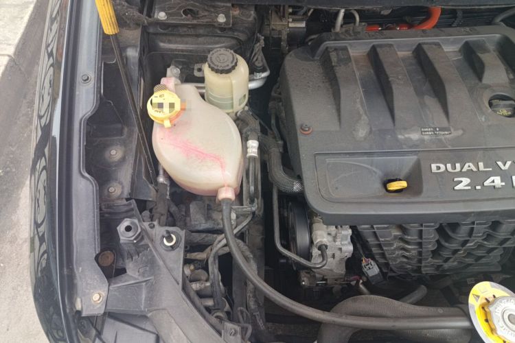 Used Dodge Journey 2013 2.4L Two-Wheel Drive Luxury Version Engine Bay Right