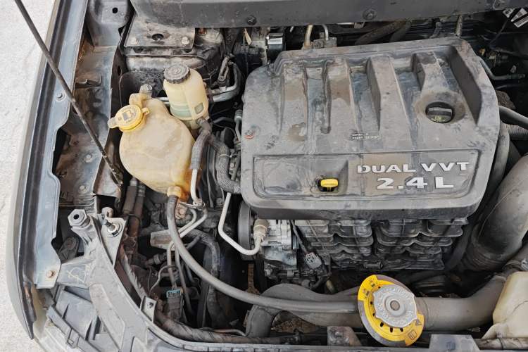 Used Dodge Journey 2013 2.4L Two-Wheel Drive Luxury Version Engine Bay Right