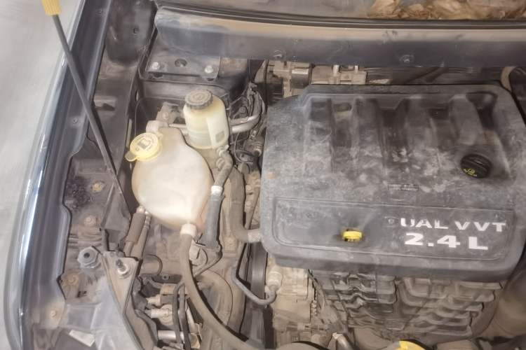 Used Dodge Journey 2013 2.4L Two-Wheel Drive Luxury Version Engine Bay Right