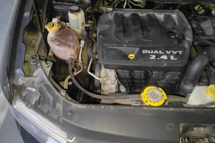 Used Dodge Journey 2013 2.4L Two-Wheel Drive Luxury Version Engine Bay Right