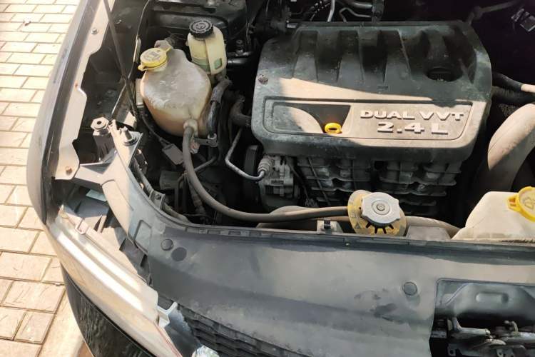 Used Dodge Journey 2013 2.4L Two-Wheel Drive Luxury Version Engine Bay Right