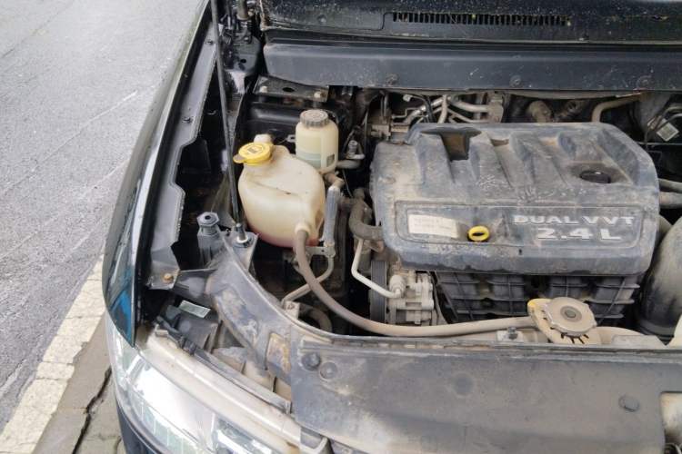Used Dodge Journey 2013 2.4L Two-Wheel Drive Luxury Version Engine Bay Right