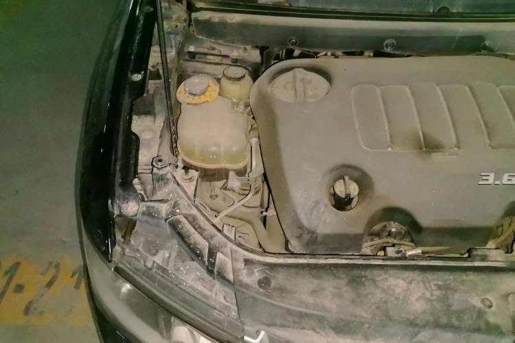 Used Dodge Journey 2013 3.6L Four-Wheel Drive Flagship Edition Engine Bay Right