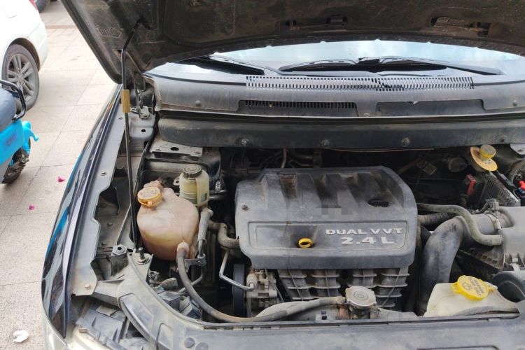 Used Dodge Journey 2013 2.4L Two-Wheel Drive Luxury Version Engine Bay Right
