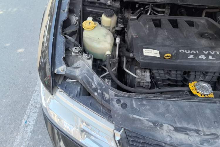 Used Dodge Journey 2013 2.4L Two-Wheel Drive Luxury Version Engine Bay Right