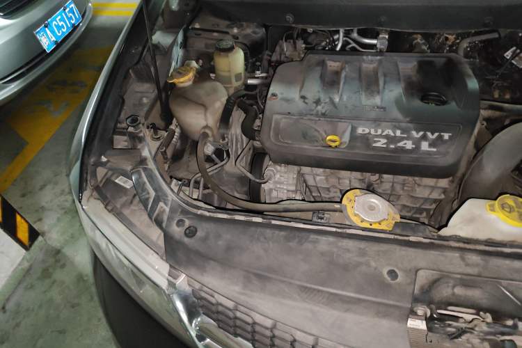 Used Dodge Journey 2013 2.4L Two-Wheel Drive Luxury Version Engine Bay Right