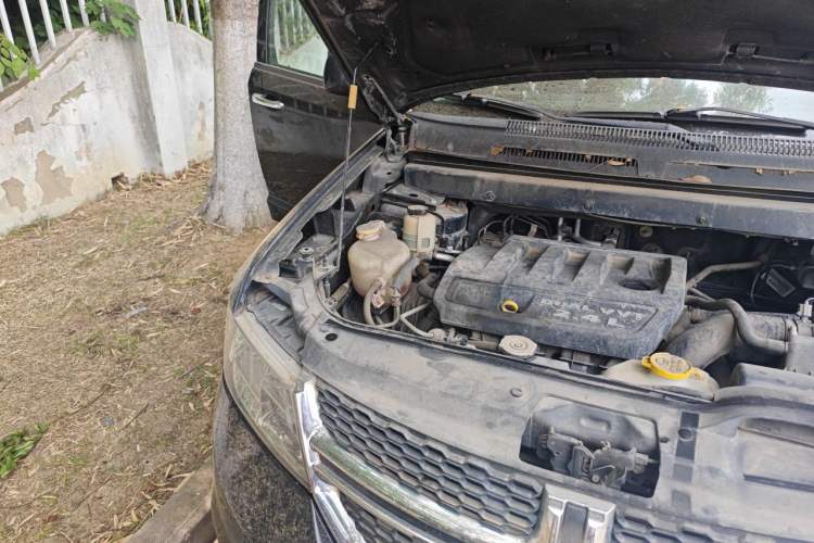 Used Dodge Journey 2013 2.4L Two-Wheel Drive Luxury Version Engine Bay Right