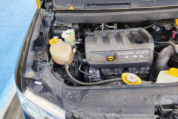 Used Dodge Journey 2013 2.4L Two-Wheel Drive Luxury Version Engine Bay Right