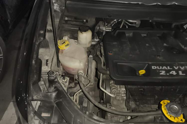 Used Dodge Journey 2013 2.4L Two-Wheel Drive Luxury Version Engine Bay Right