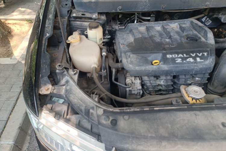 Used Dodge Journey 2013 2.4L Two-Wheel Drive Luxury Version Engine Bay Right